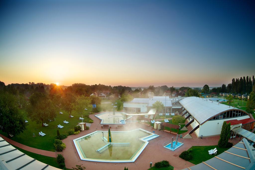 Barack Thermal Hotel And Spa Tiszakécske Exterior foto
